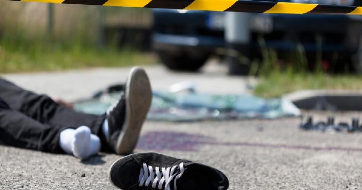 后座车门打开被抛出外 女乘客复遭油槽车撞毙