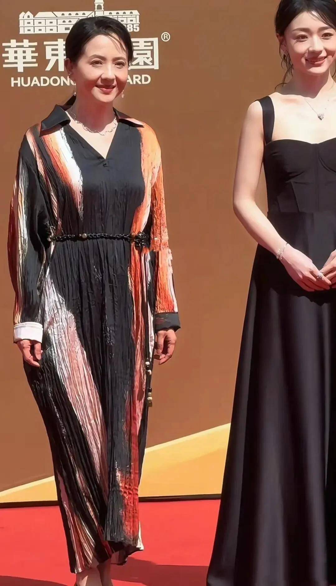 原创 王馥荔跟陶慧敏刘之冰合影，女方都优雅不显老，男方高大身姿挺拔！