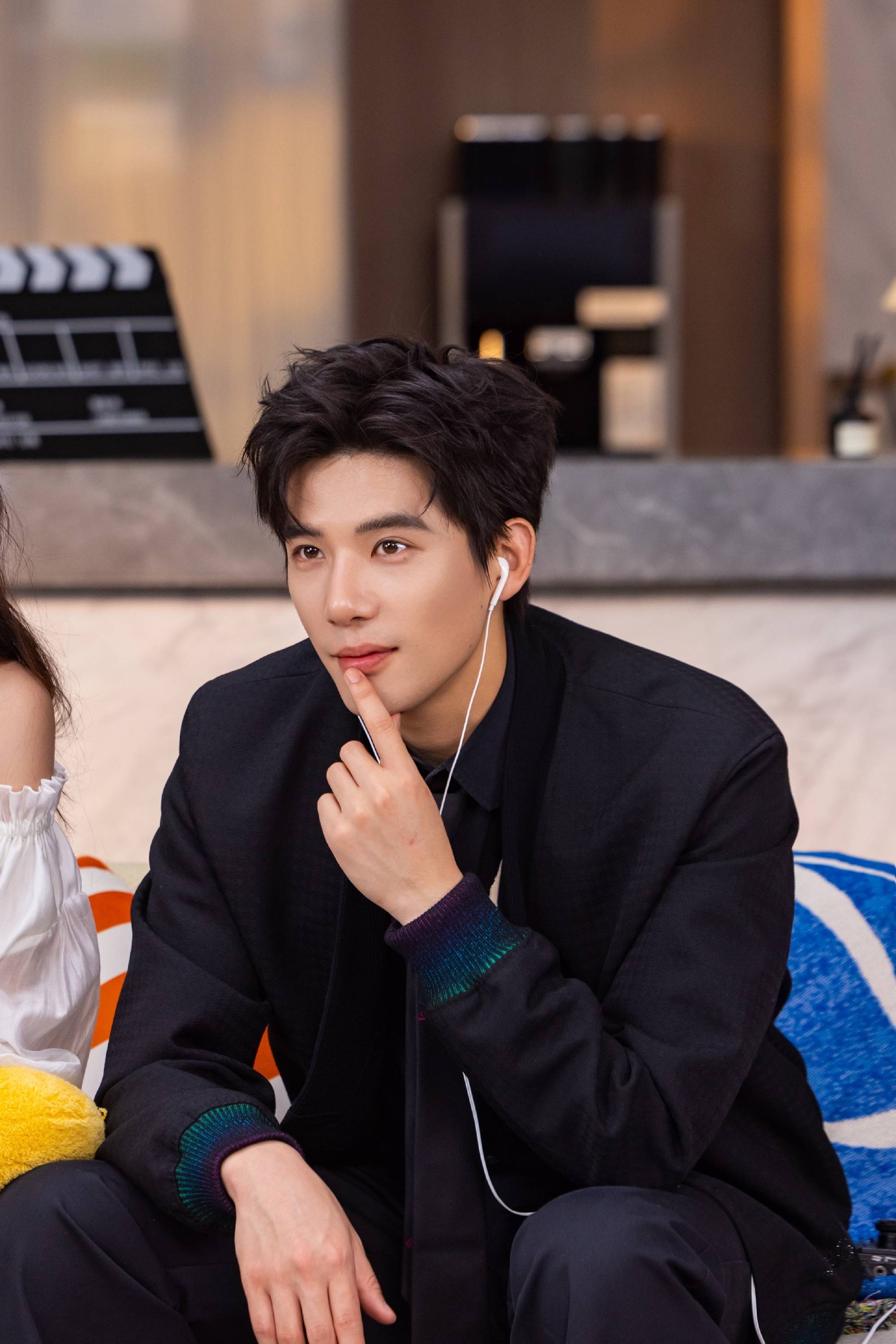 王安宇被“私生饭”疯狂追拍！机场多名保安拦都拦不住