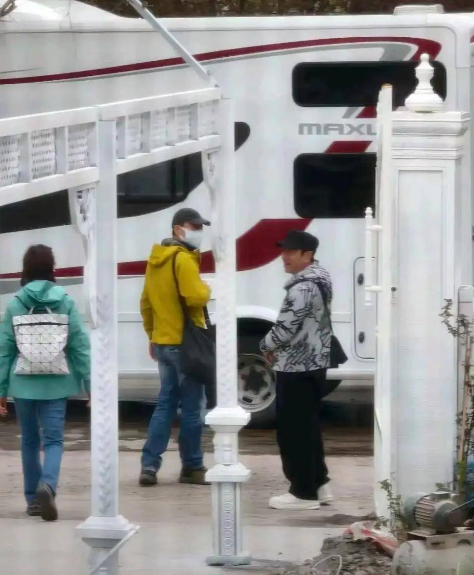 原创 刘青云夫妇新疆被偶遇，61岁的他胡子花白难掩帅气，57岁郭蔼明身形清瘦