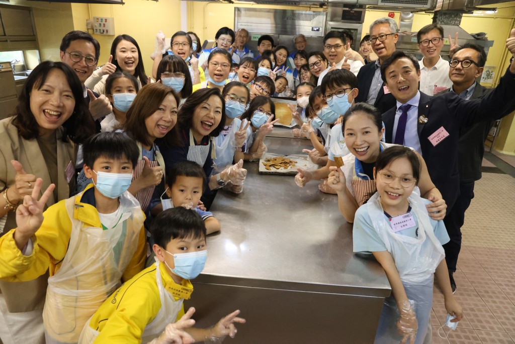 我要赞佢｜星岛「我要赞佢」学生大使与关爱队 上门探长者送手作甜品 体现跨代共融与关爱