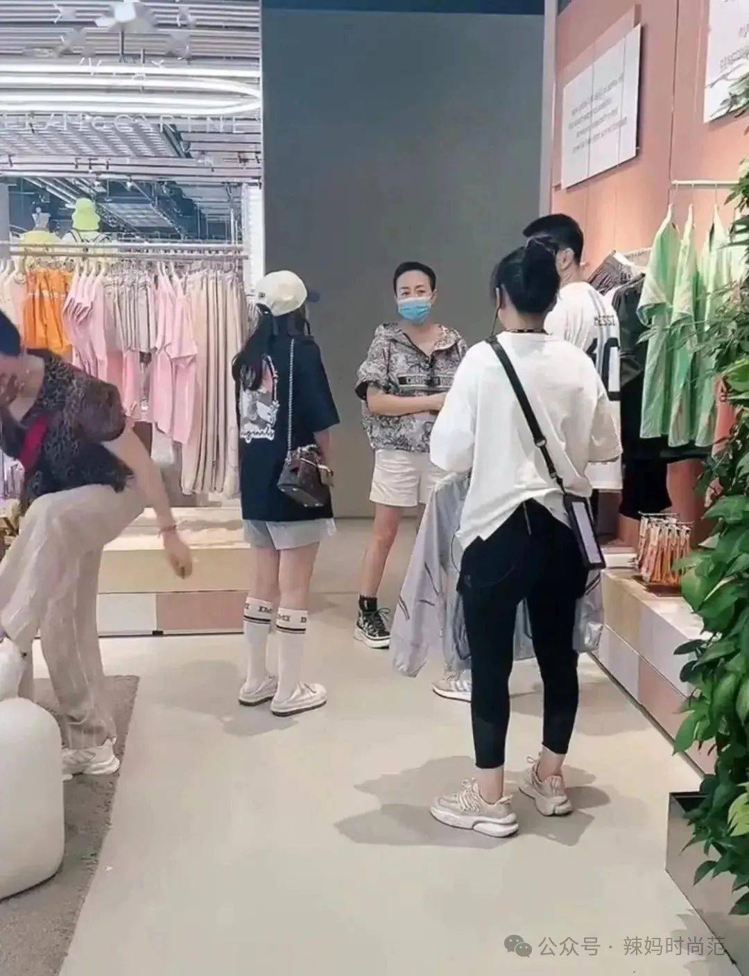 宋丹丹在日坛公园锻炼，被拍到面黄肌瘦，但身材还保持的这么好！