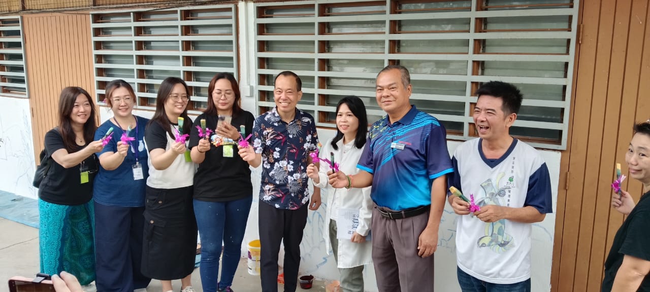 117艺术爱好者与学生 绘出“稻米丰收季”壁画