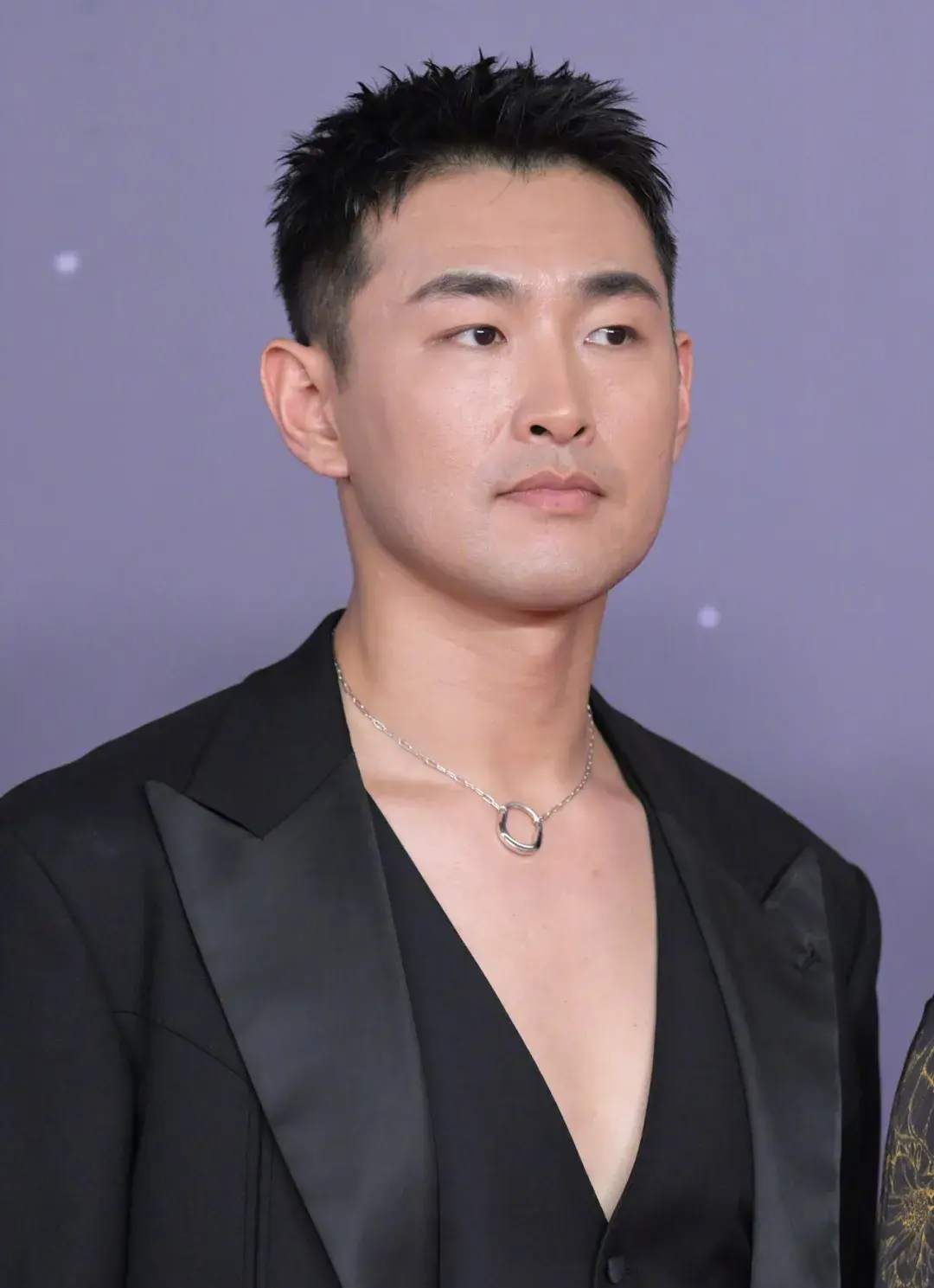 微博电影之夜男星怼脸生图：58岁郭富城帅气显年轻，王一博无精打采