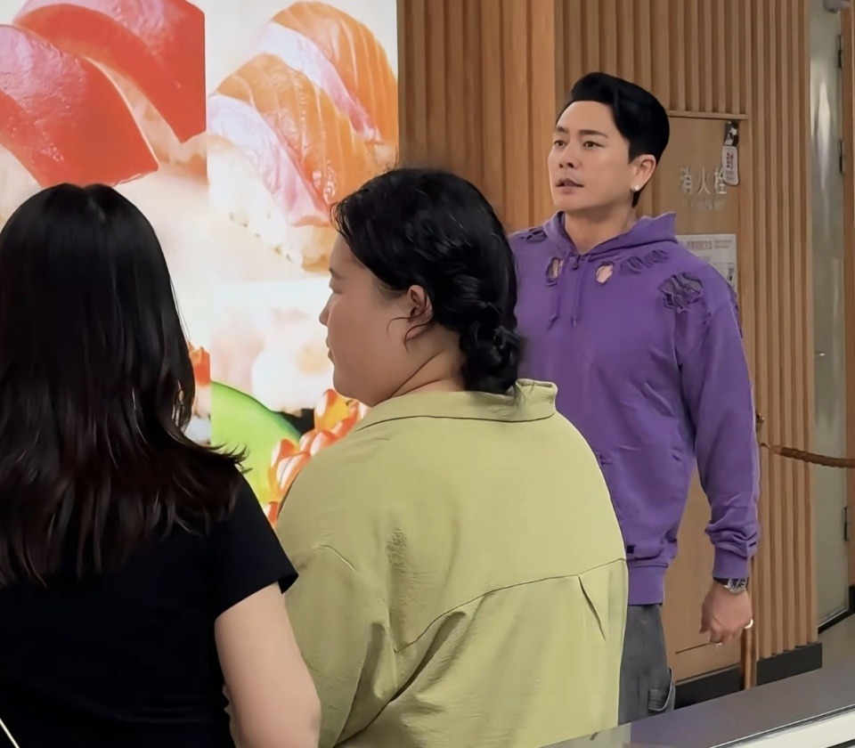 黄宗泽现身内地餐厅获赞状态好 一众女路人很兴奋近距离拍摄他