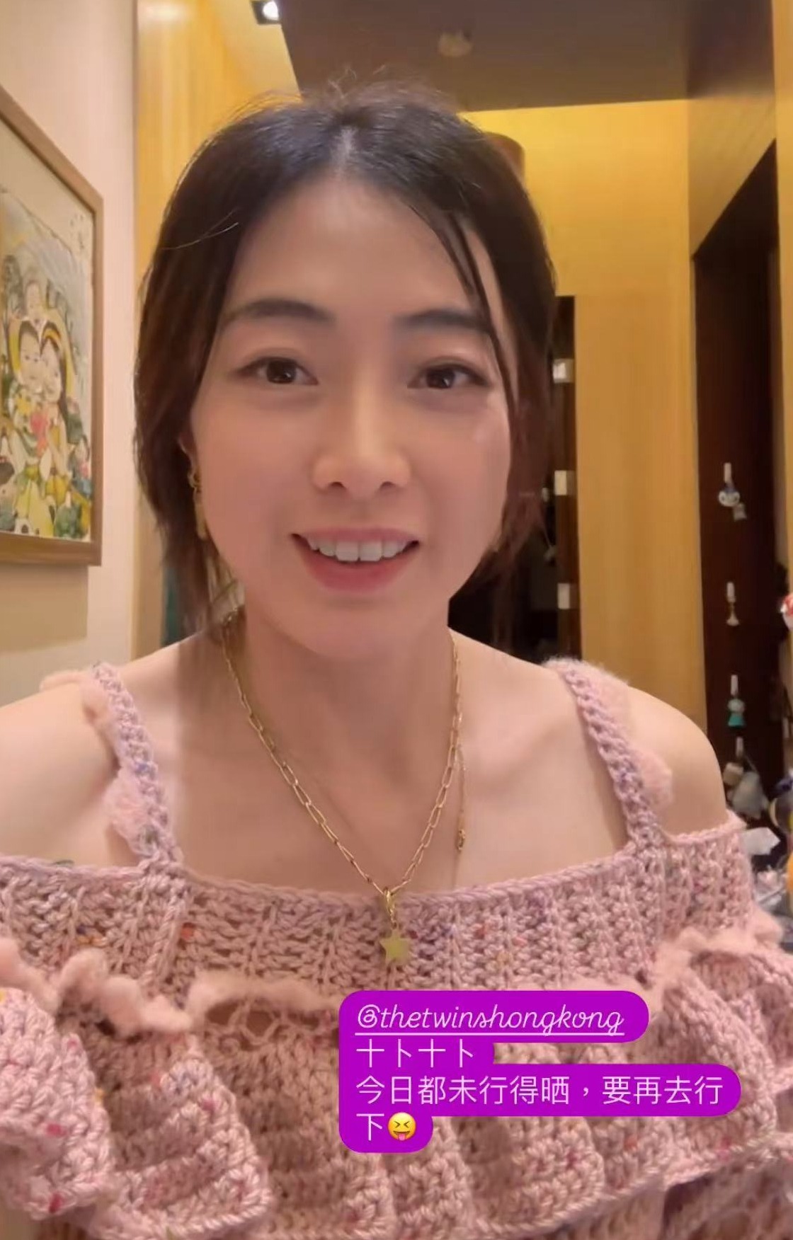 刘銮雄夫妇恩爱合体，甘比与刘家众成员合影，细节看出其家族地位