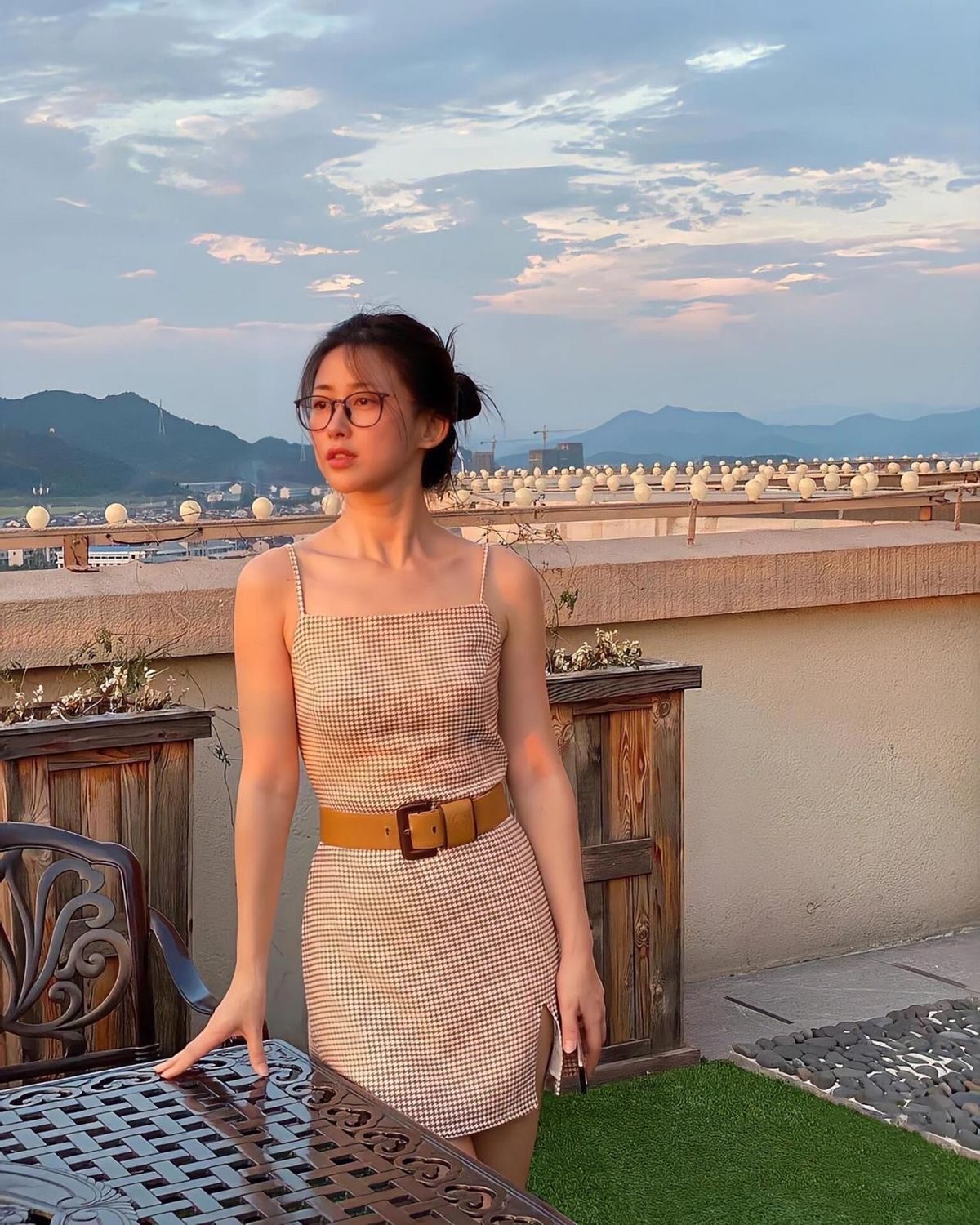 被朱珠美到了，穿衣打扮简单不复杂，满满的女人味与知性美