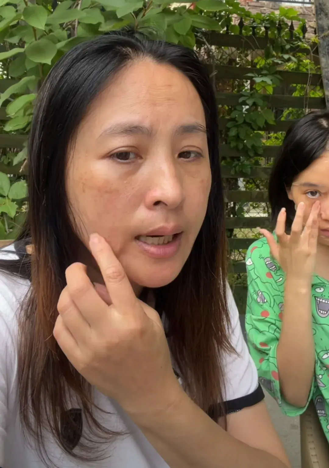 知名女星罕见素颜直播，卸妆后颜值大跌，还强迫未成年女儿出镜