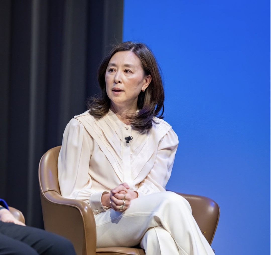 59岁蔡崇信老婆戴Tiffany演讲气场强！娶到她“高攀”了？