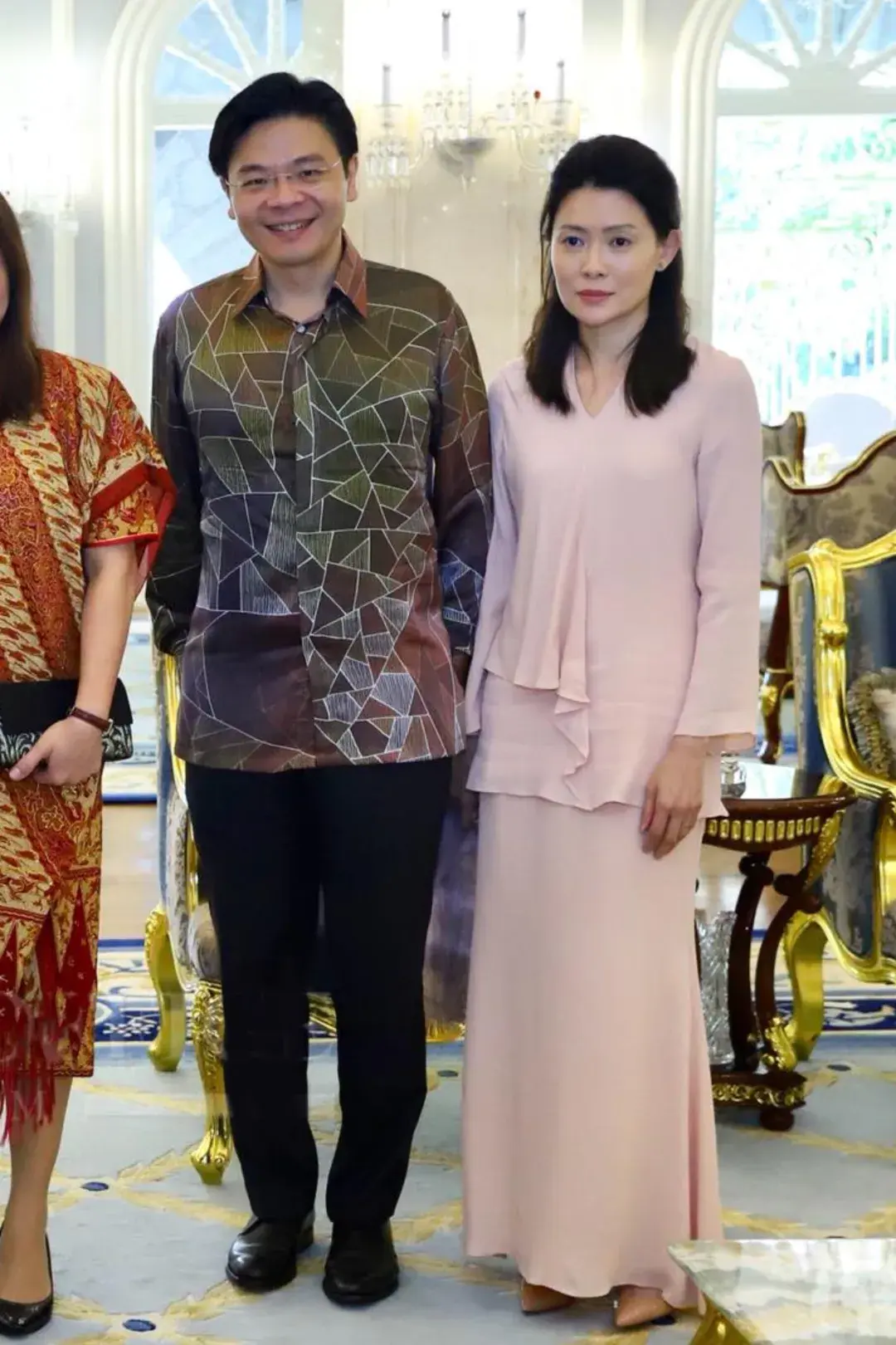 新加坡总理就职，却被金融女老婆“抢镜”！拎Longchamp帆布袋亲民～