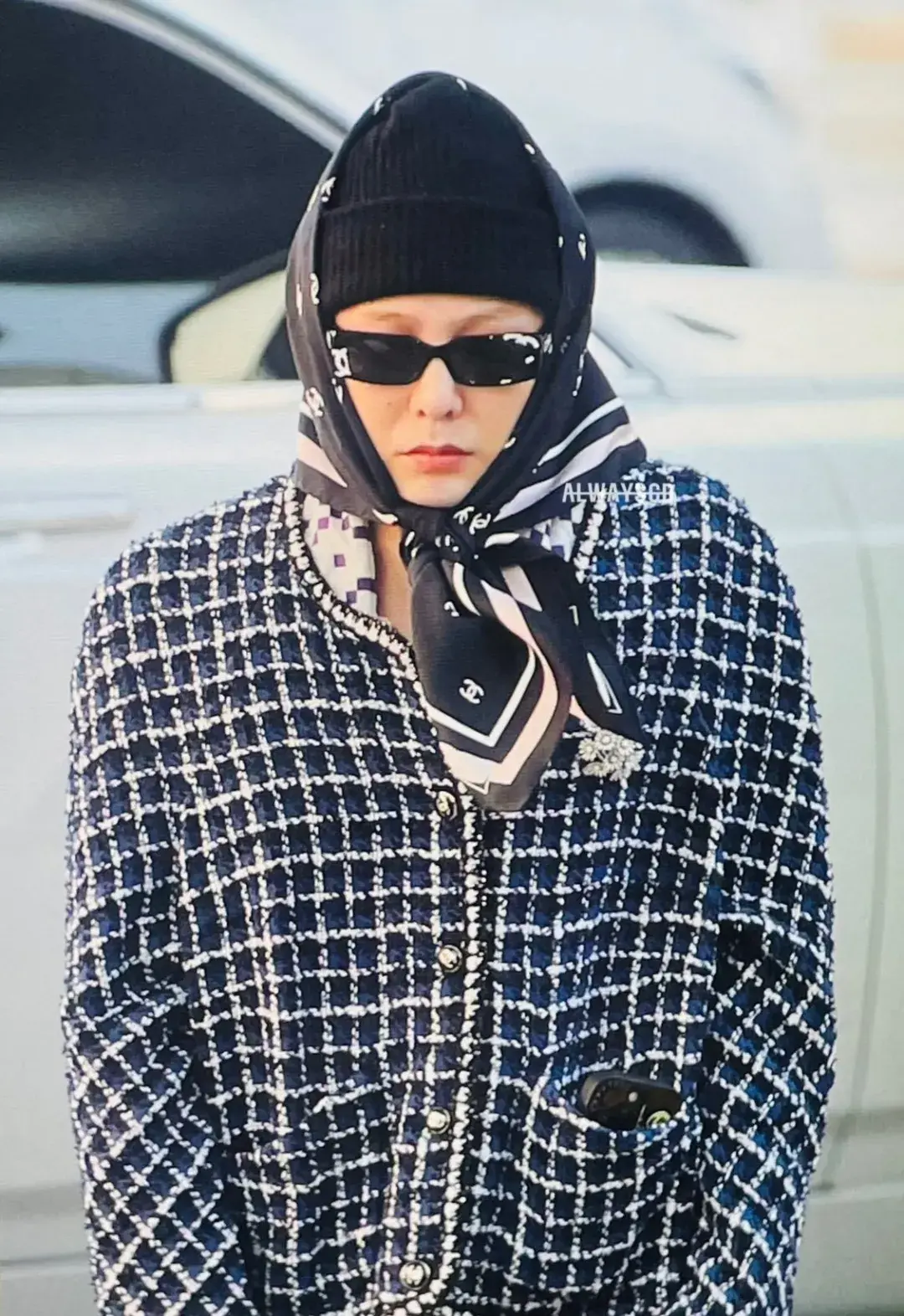 权志龙近期造型好难懂：头巾不离身、西装配裤衩，还跟农村大姨撞衫