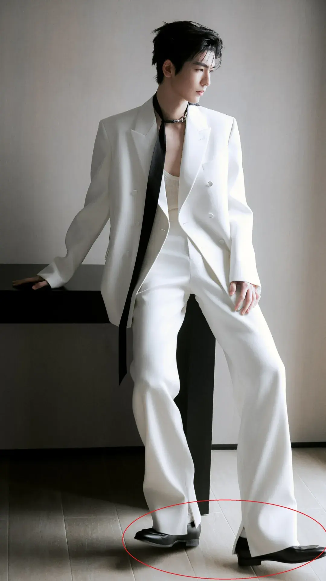 成都这一夜，田曦薇造型性感，宋威龙生图帅气，张凌赫身高优越