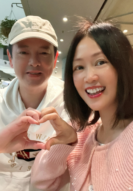 梁小冰陈嘉辉吃烛光晚餐享二人世界 两人比心开心再庆祝结婚周年