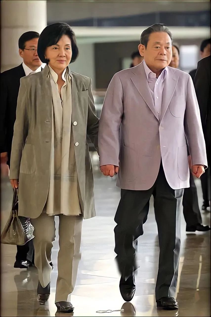 23岁嫁入豪门的“三星皇太后”洪罗喜，爱马仕换着背，扶老公上位，逼走千金儿媳，晚年熬成了女首富……