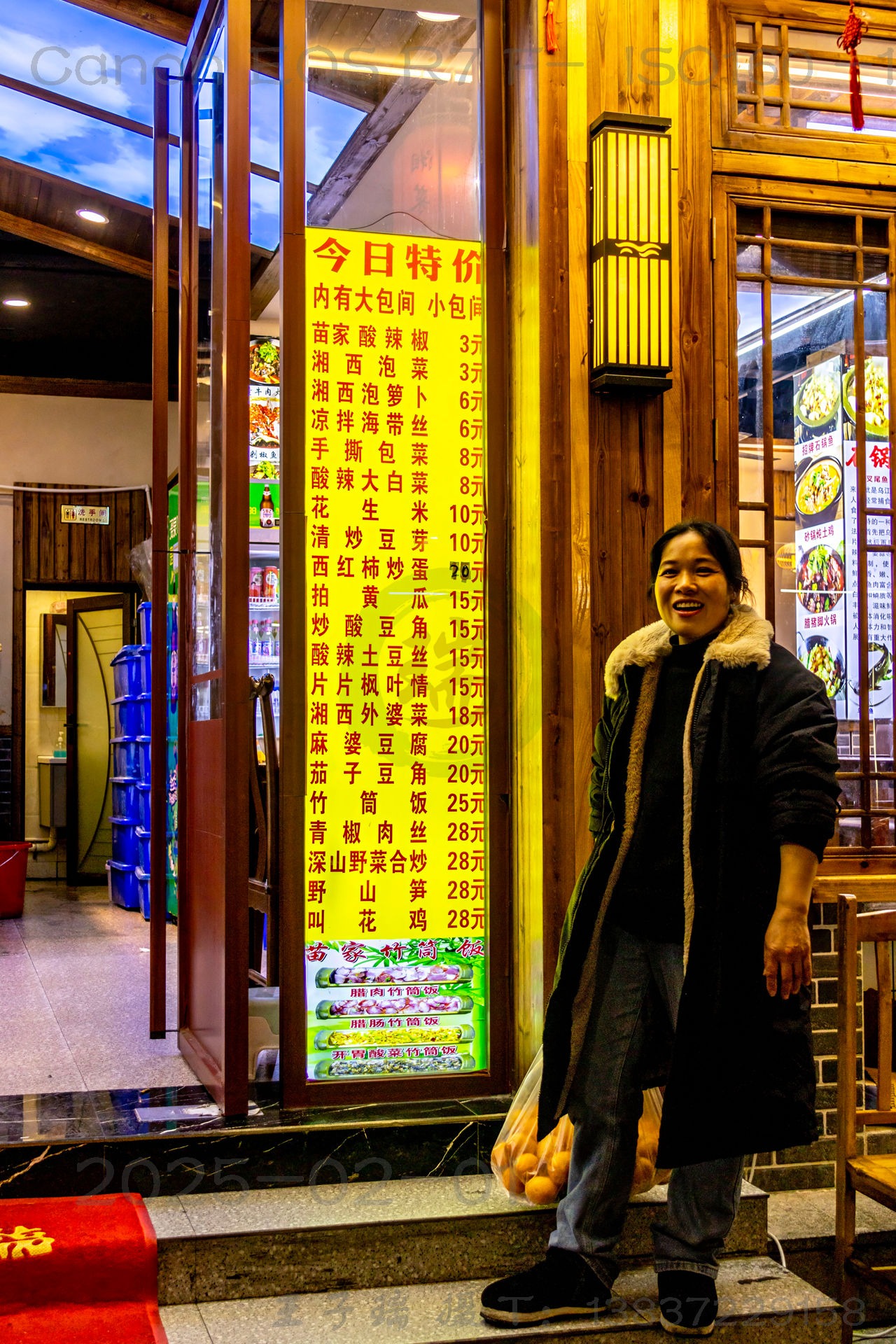 凤凰古城：2元一道菜的亲民盛宴，明码标价彰显诚信之光丨湖南湘西州探秘