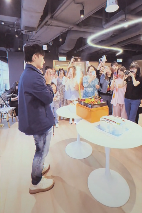 新婚人夫方力申与一众女粉丝开心庆生 太太叶萱有陪同参加吗？