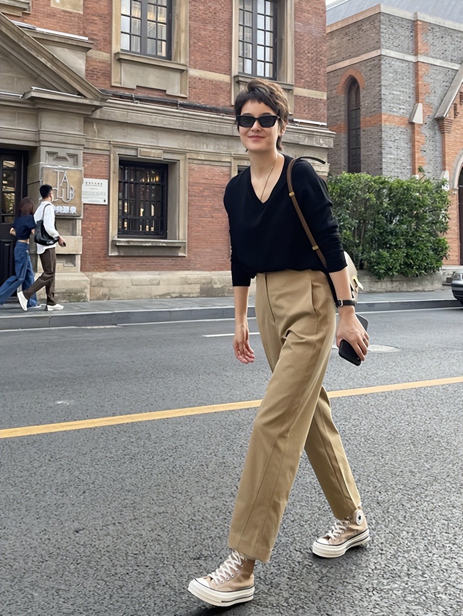 这位短发女性才是职场穿搭典范，简约干净，30+照着穿太耐看了