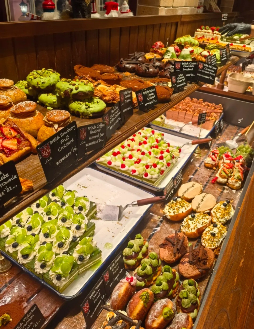 网红面包店的食品直接裸露在外有卫生隐患？监管部门已督促整改