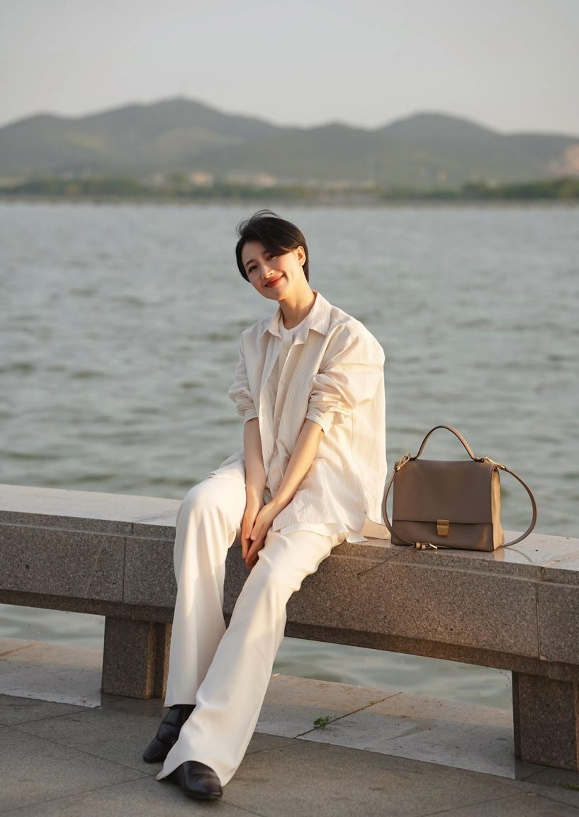 头发越短，穿搭越时髦，不信看她们的打扮！