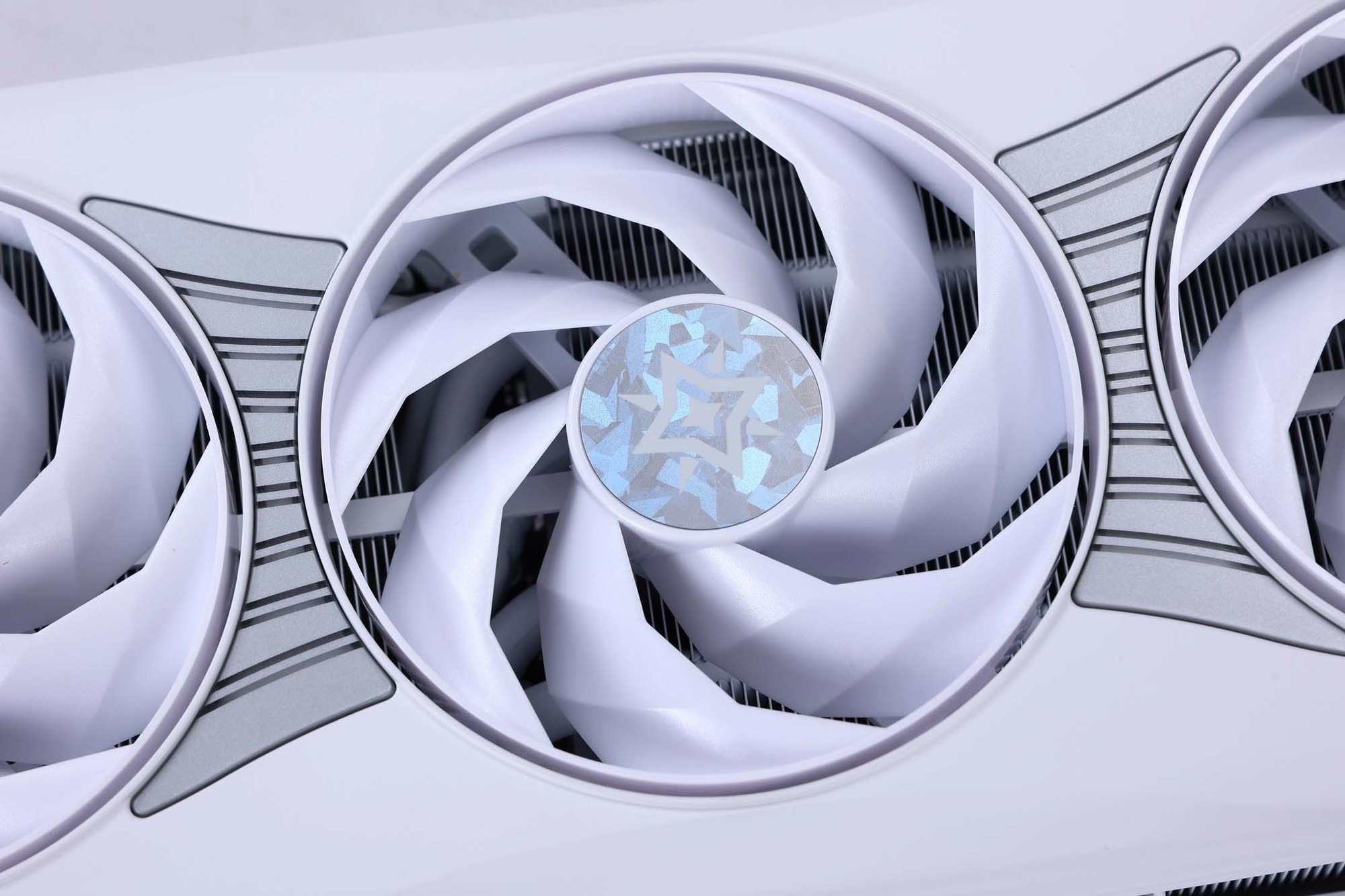 星镜界！ 影驰GeForce RTX 5070 Ti 星曜LUNA OC显卡开箱