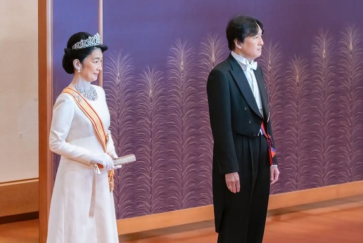 日本皇室齐聚庆新年！公主穿白裙戴皇冠，62岁雅子皇后比女儿还美