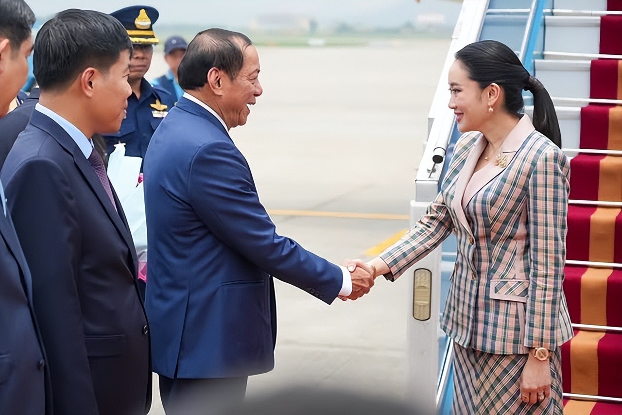 佩通坦在越南闪耀晚宴！穿裹身泰式礼服裙很有女人味，帅老公没来