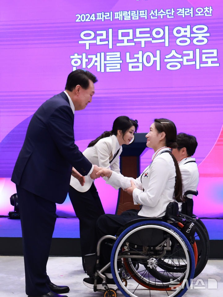 尹锡悦夫妇穿韩服庆祝中秋！52岁韩国夫人粉白配好惊艳，少女感啊