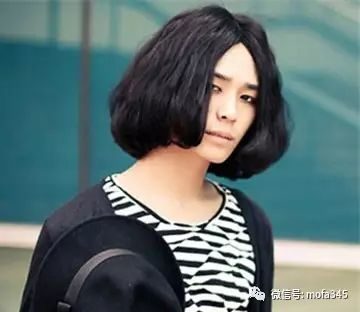 男士中分发型，蓬松的短发烫发显露出街头的摇滚艺术风！