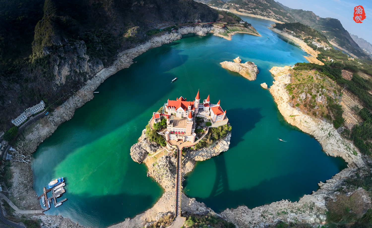 中国也有天鹅堡，由贵州富豪花2.4亿打造，就在兴义的万峰湖中