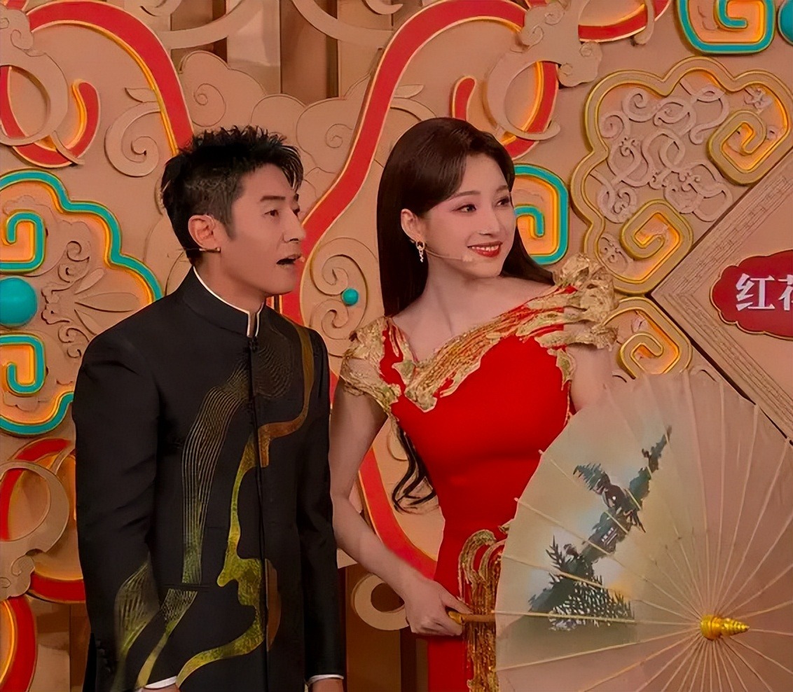 春晚撒贝宁的眉毛上热搜！马凡舒第四次主持春晚太惊艳，不输董卿