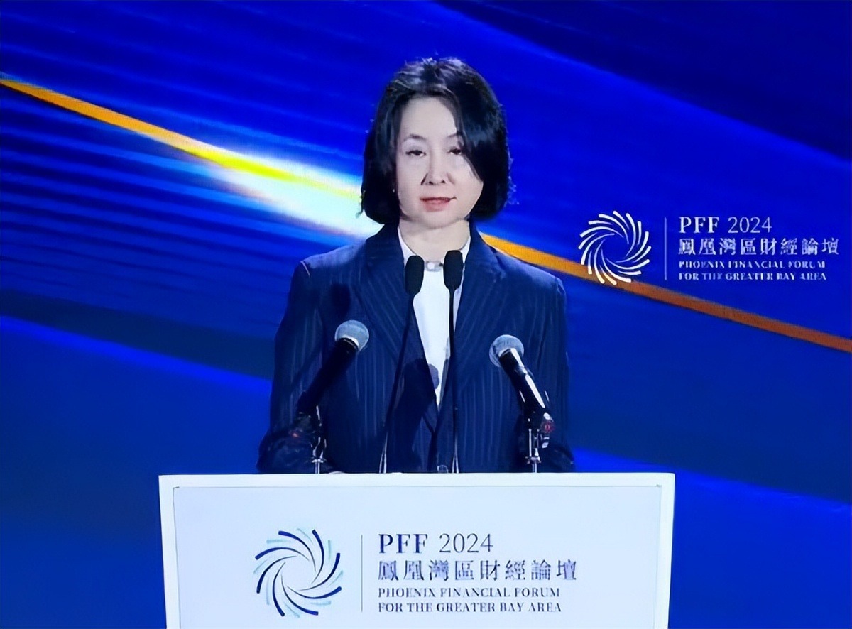 何超琼和三个干女儿聚会，曾昭仪给足62岁何超琼幸福感