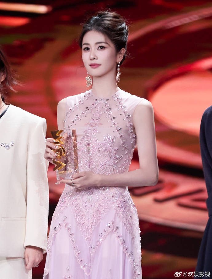 白鹿、杨超越的仙气氛围感，真的都离不开腮紫，美得好撩人啊！