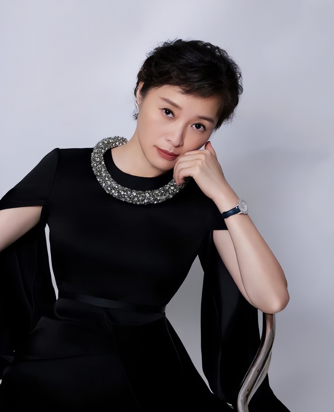 赵丽颖获金鹰奖视后发文：期待未来的李沁和吴越，为她们鼓掌加油