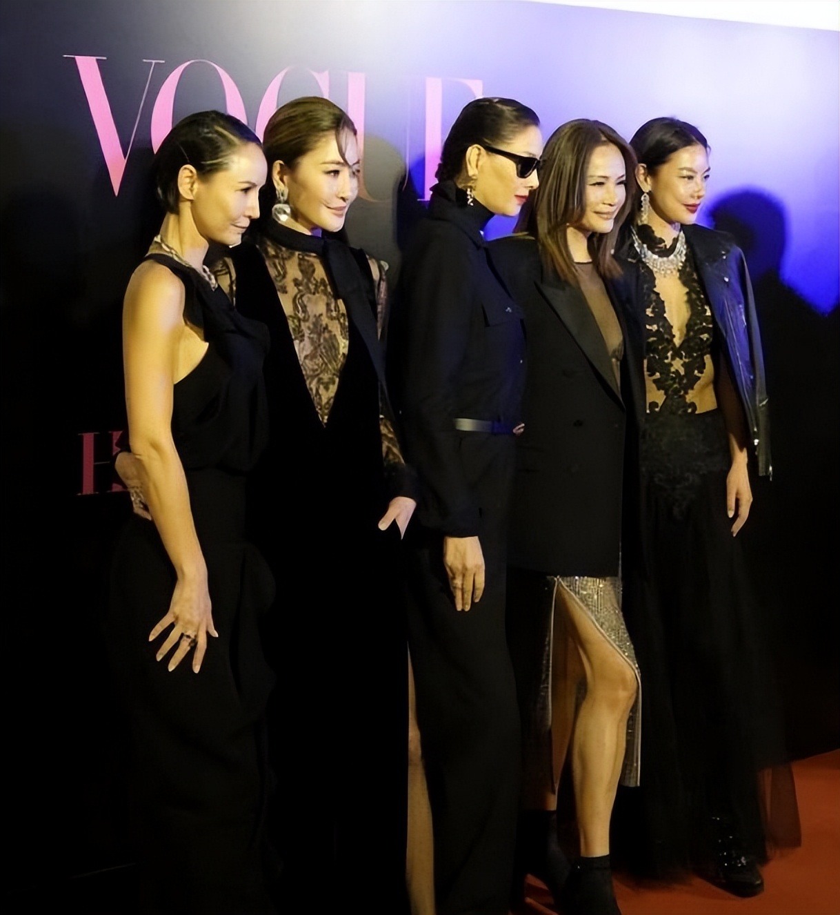 乐基儿香港出席时尚活动，她的腹肌好美，42岁越胖越有幸福感