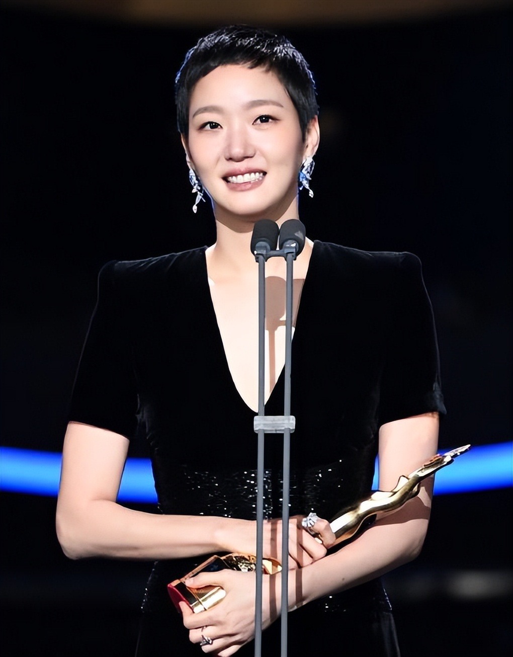 金高银抵达杭州，短发造型干净利落，佩戴高级珠宝出镜