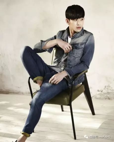 中韩男明星短发发型拼帅气，三七分的刘海优雅随性！