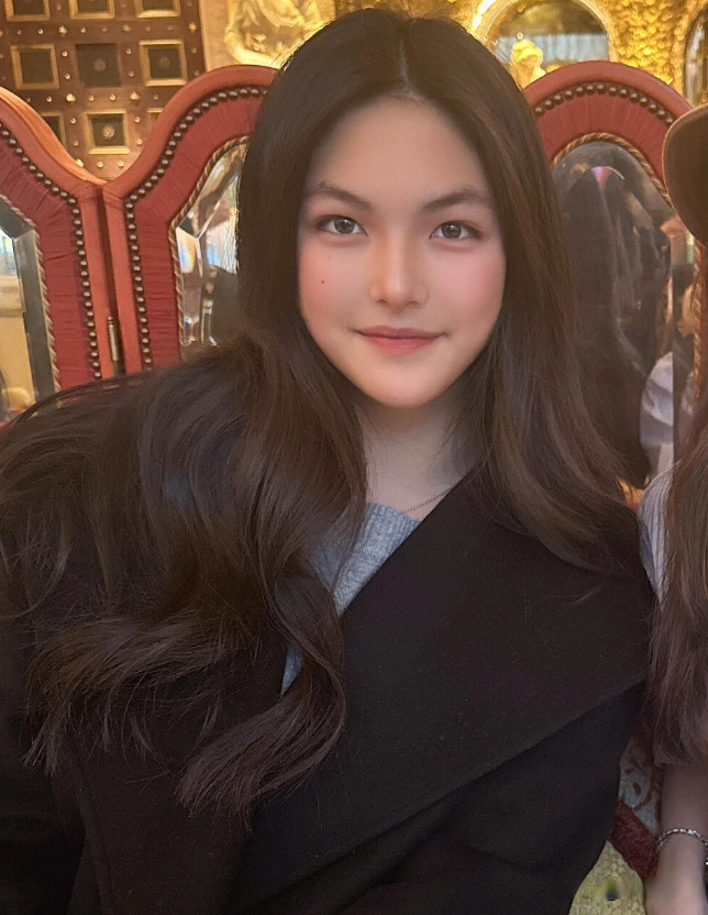 15岁王诗龄和章泽天聚餐，李湘努力带女儿破圈，想成真名媛看细节