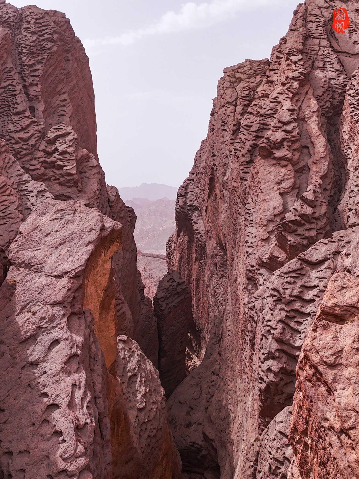 独库公路南段的神秘峡谷，1.5亿年风雨雕琢的杰作，美到令人窒息
