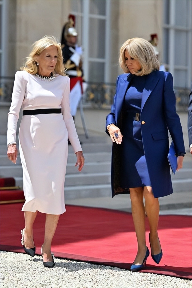 拜登夫妇正式访问法国！布丽吉特叠穿蓝色踩恨天高迎接，把人美到