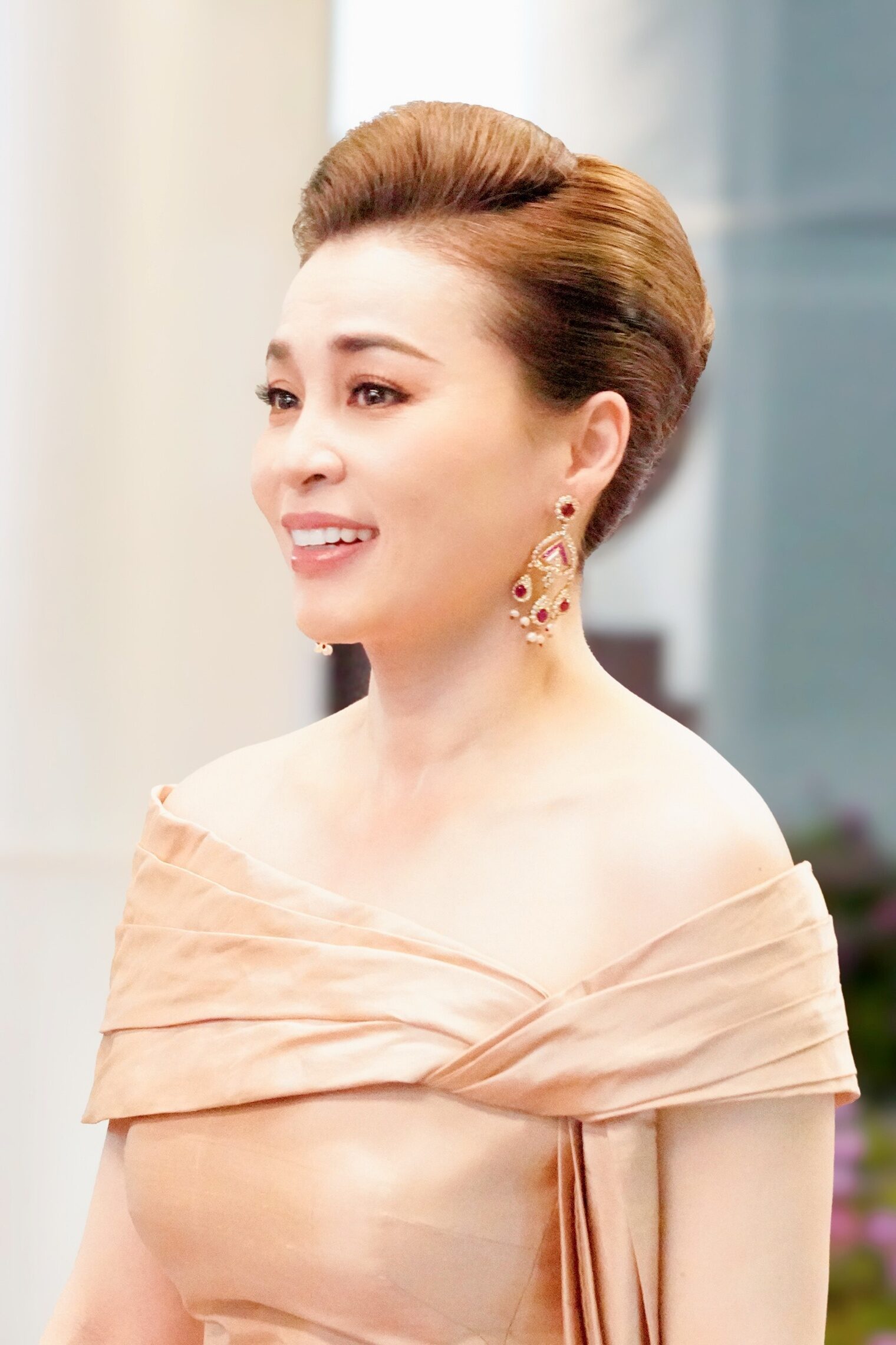 苏提达就是稳！穿露肩小粉裙出席音乐会，雍容华贵完胜好几位新宠