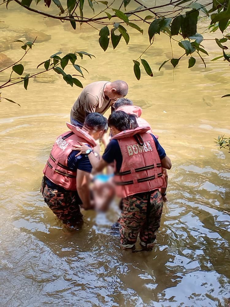 消拯队搜寻溺水男 村民潜河发现遗体