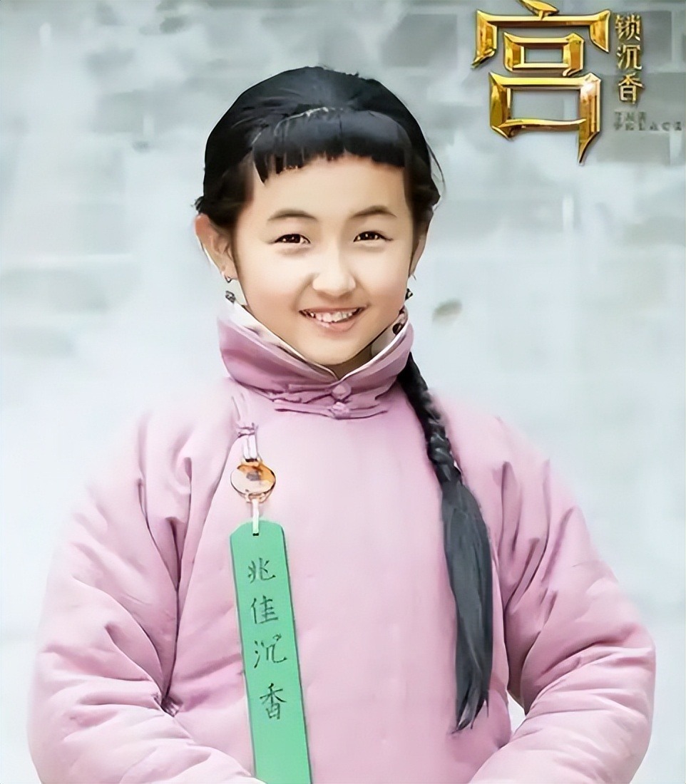 张子枫踩20cm高跟鞋走红毯，成另一个周冬雨，没明星风采更出作品