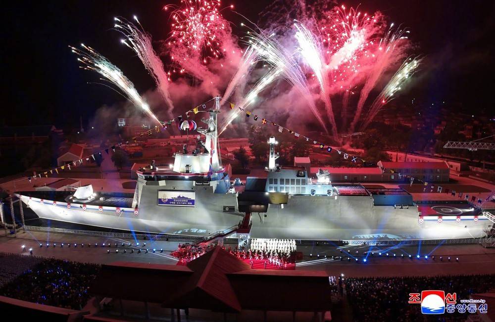 原创 起死回生！造船史上的奇迹，倾覆侧翻的驱逐舰22天扶正，再次下水