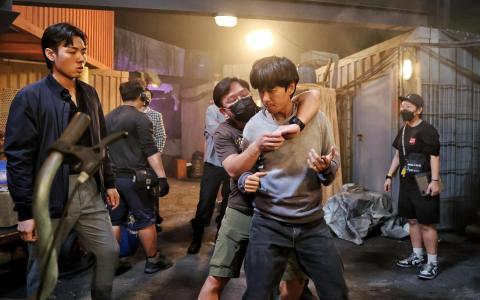 片场直击田铭耀“拍三剧” 爆料刘子绚是“大头虾”