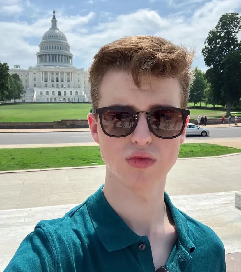 《小谢尔顿》男星长大了！