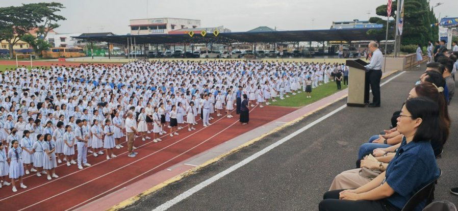 銮中提前举办周会召集全体师生董事　为已逝校长吴小燕默哀