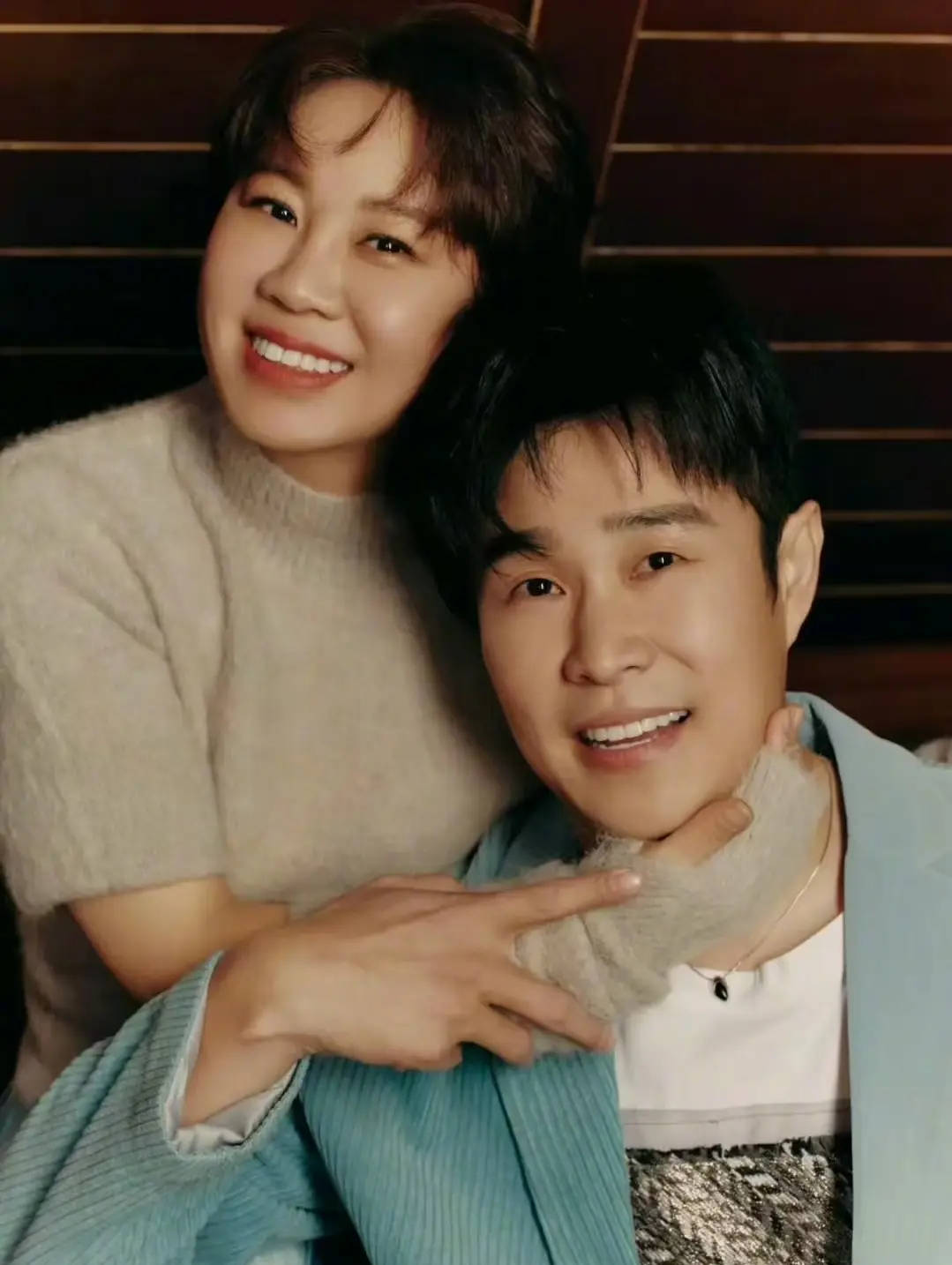 小沈阳晒与老婆沈春阳亲吻照！发文纪念二人结婚21周年