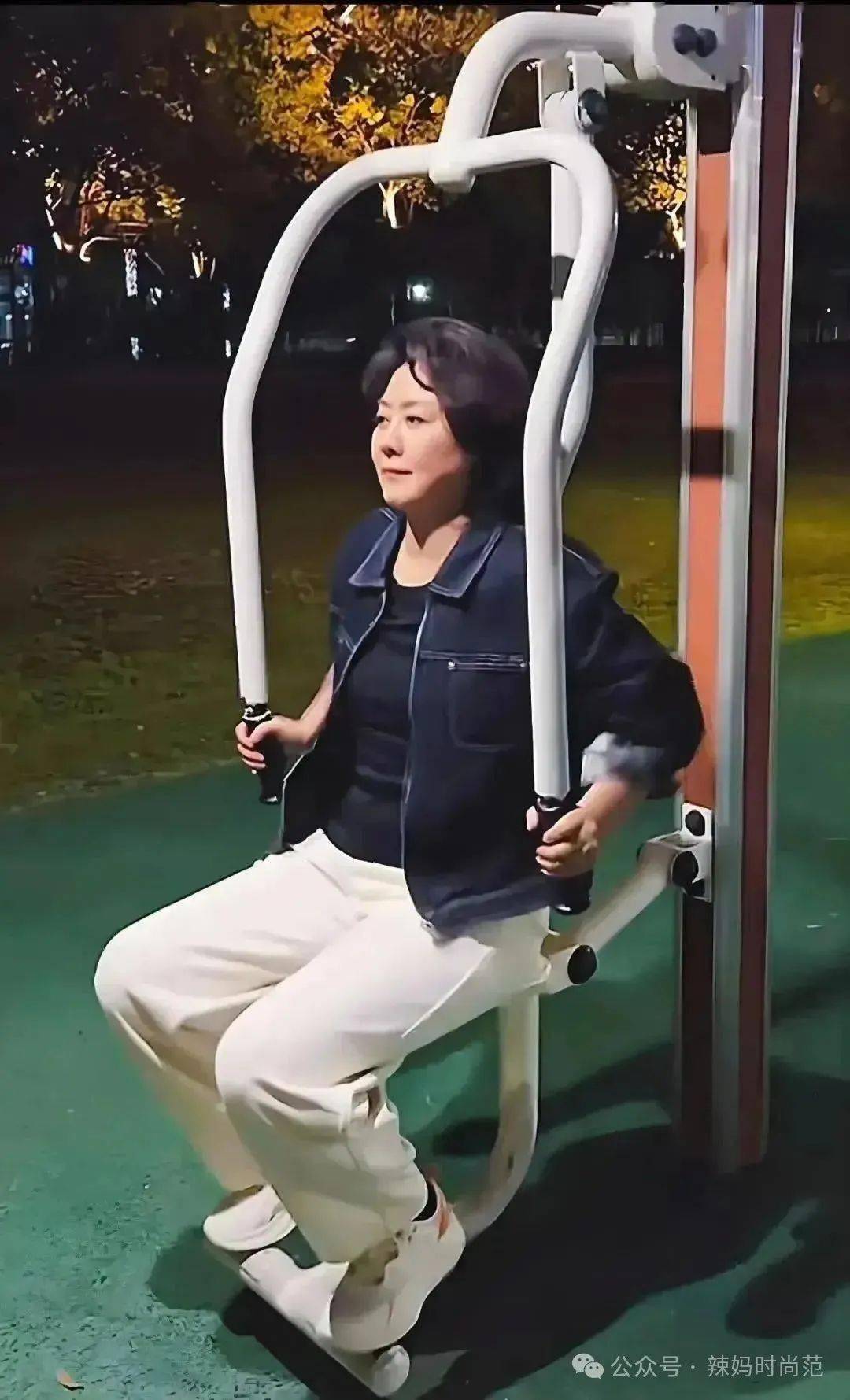 李胜素私下喝酒聚会，不光脸喝的通红还依偎在男友人怀里，真幸福啊！