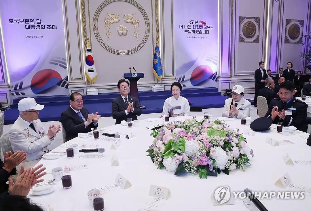 李在明举办豪华午宴，老婆惊艳亮相！58岁金惠景穿粉色韩服，真嫩