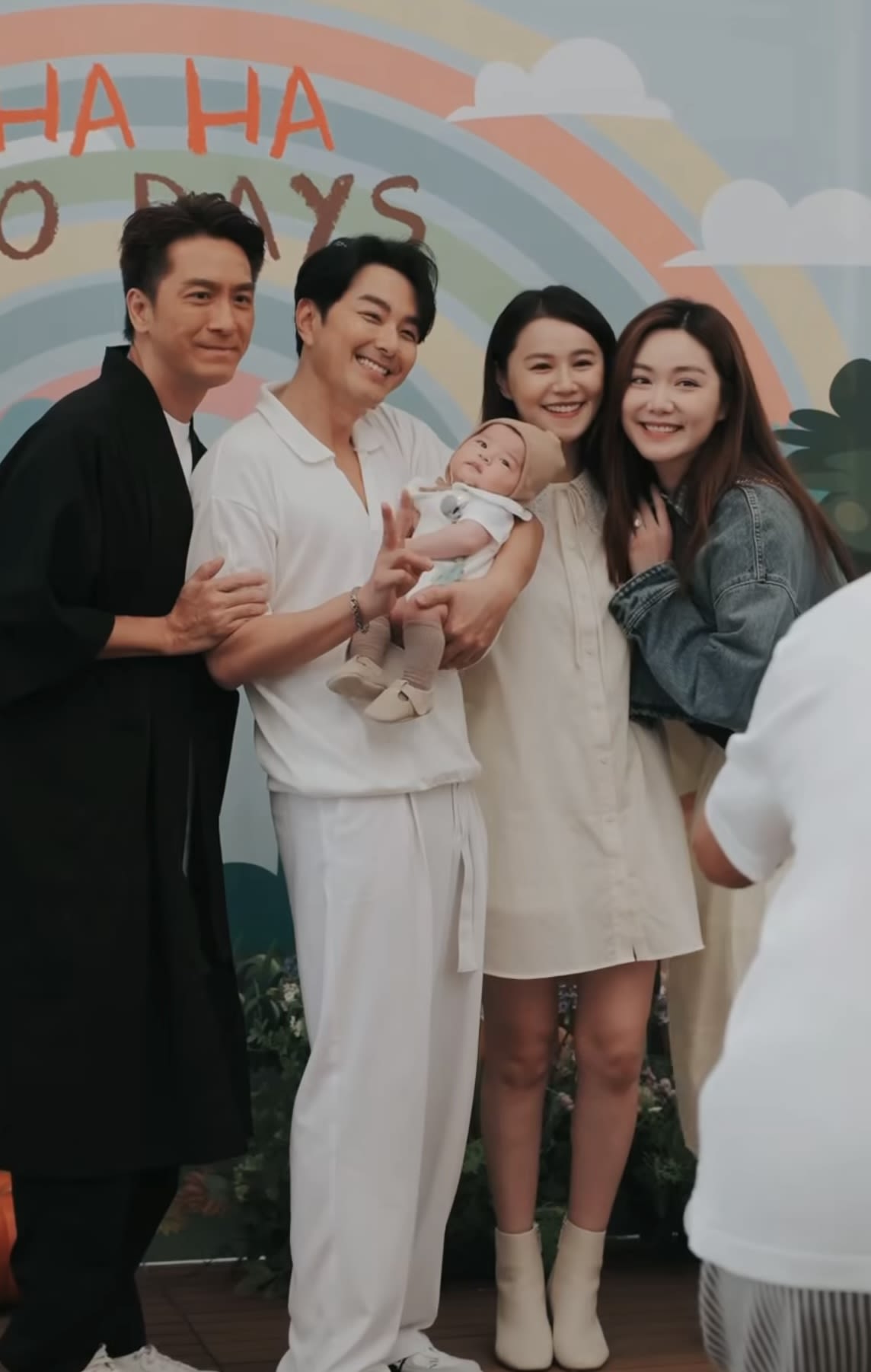 萧正楠、黄翠如办百日宴，首度公开儿子可爱模样！明星宾客齐聚被喻为“胜过台庆”